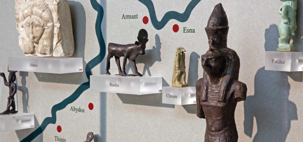Verschiedene Götterfiguren auf einer Karte, im Vordergrund Horus 